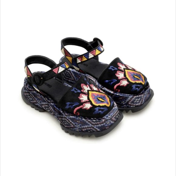 Farm Rio-Black Closed Toe Platform - Picture 2 of 2